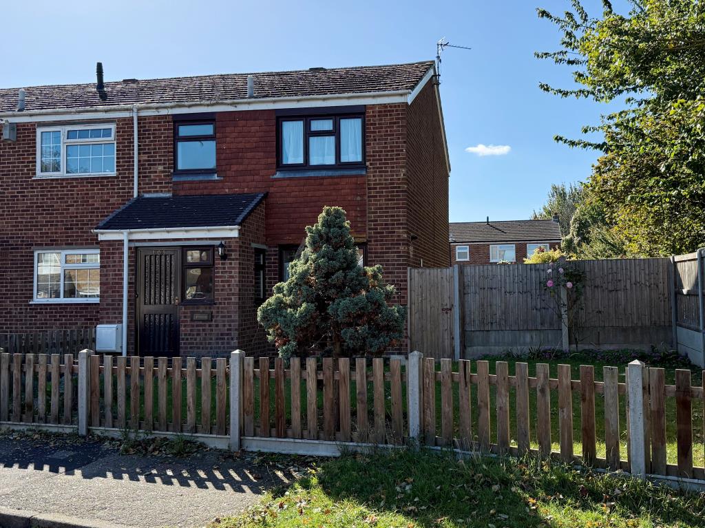 Lot: 178 - THREE-BEDROOM END-TERRACE HOUSE - End-terrace house